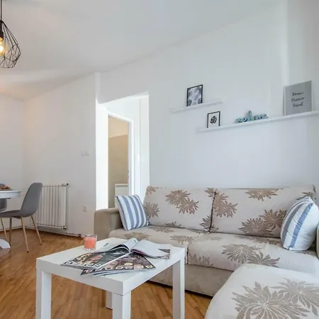App Lov Apartament *